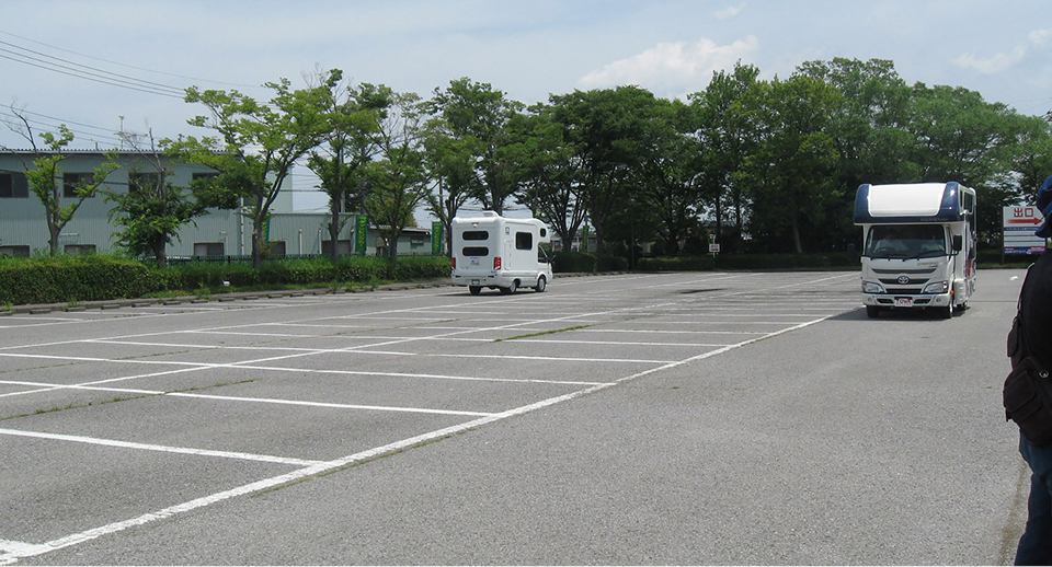 キャンピングカーを見学する来場者